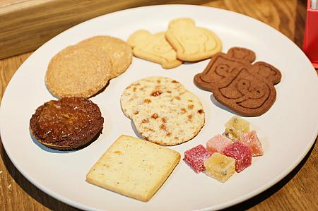 <b>イズニ―コラボギフトボックス(依思尼聯名禮盒) 1250元/盒</b><br>そして、台湾旅行のお土産にもぴったりなのがこちら。イズニ―のAOP発酵バターを使ったリッチでクリーミー、それでいて軽い口当たりのクッキー＆サブレ5種＋ガレット1種＋パート・ド・フリュイの詰め合わせです。(受け取り5日前までにウェブサイトまたはFBから要予約)