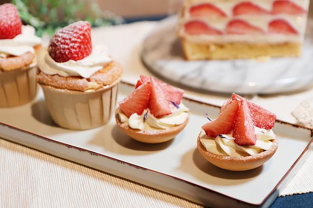 <b>ミニいちごタルト(迷你草莓塔)240元/2入</b><br>「深法(センファー)」定番のいちごタルトが、お手軽に食べられる1人サイズに。イズニ―乳製品をアレンジした特製クリームと台湾大湖産のいちごをサクサクのタルト生地にON！