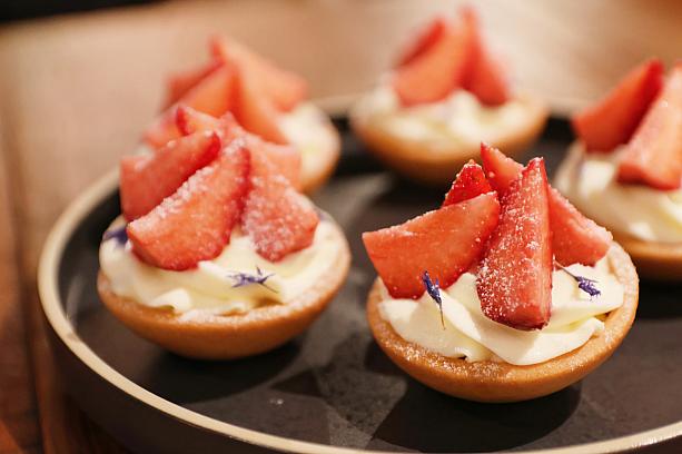 タルトにはAOP発酵バターを使用、さっくり感が楽しめるだけでなく、ふんわりとバターの風味が口いっぱいに広がります。ほかにも生地にチョコレートが塗られていたり、ラズベリーチェリーの隠し味があったりと食べるたびに異なる味の変化が楽しますよ。スイーツの宝箱みたい♪
