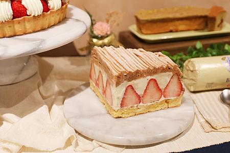 <b>マスカルポーネといちごのタルト マロンペースト添え(白色乳酪草莓塔佐法國栗子泥)950元/片</b><br>滑らかでクリーミーなマスカルポーネチーズ、濃厚なマロンペースト、甘酸っぱいいちごと、さまざまな味わいをサックサクのタルト生地に載せて。イズニ―AOP発酵バターを使用したタルト生地にはナッツが使われ、食感と風味を高めます。