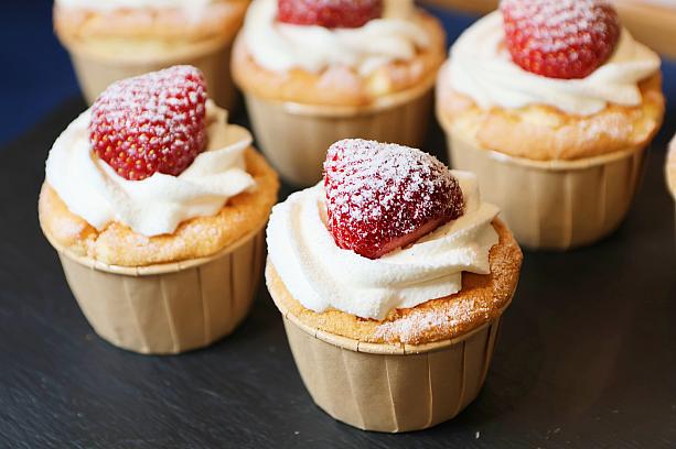 <b>いちごスフレチーズカップケーキ(草莓舒芙乳酪杯)250元/個</b><br>しっとりと柔らかいカップケーキの中にはカスタードクリームとストロベリージャム。添えられたシャンティークリームが軽やかなのはイズニ―の成せる技！見た目もかわいくって◎