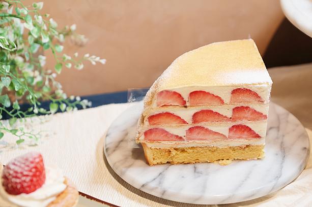 <b>チーズといちごのクレープタルト(乳酪三重奏草莓可麗塔)920元/片</b><br>爽やかなミルクが香るイズニ―のフロマージュブラン(Fromage blanc)を使ったクレープタルトです。サクサクのタルト生地とジューシーないちごがベストマッチ！