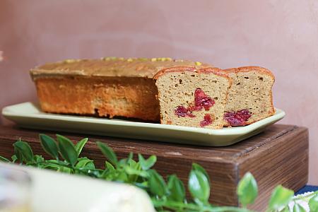 ほかにも、ガーデンいちごタルト(花園草莓塔 600元/5寸・2550元/10寸)、北海道いちごチーズケーキ(北海道草莓重乳酪蛋糕 420元/本)、ピスタチオといちごのパウンドケーキ(開心果草莓磅蛋糕 320元/本)などもありますよ！