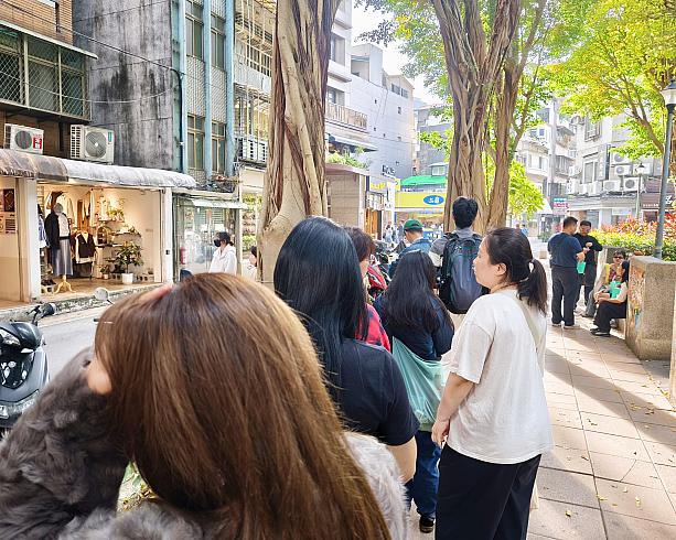 あれ？意外と並んでない！！！<br>たまたま通りかかった店の前。列は案外短くて、もしかして「いけるかも？」とお店の人に訊ねてみると、「予約なしでも買えますよ」とのこと。で、並んでみました。