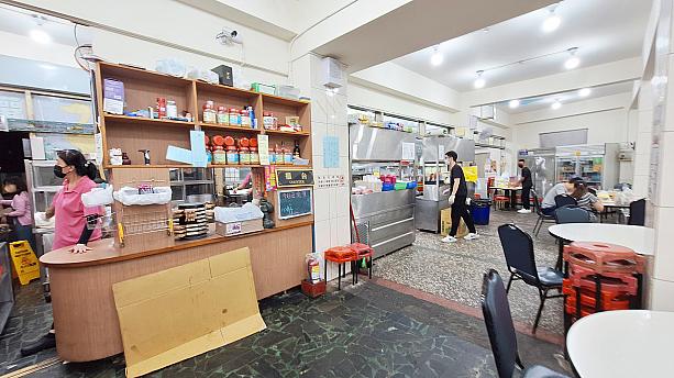 と言っても店内は気取らない食堂スタイルだから、ローカル気分で気軽にお食事できますよ。