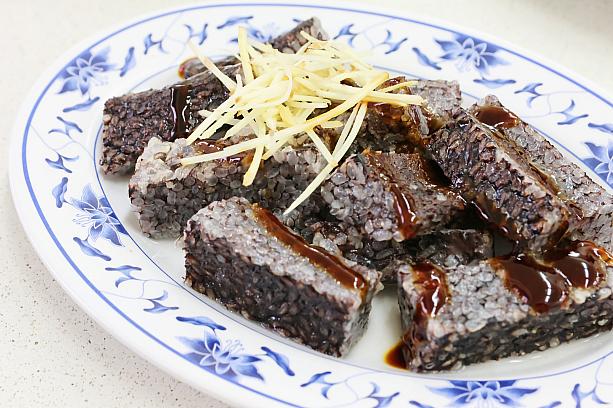 柔らかく煮込まれているのに、煮崩れていない「米血」は適度な弾力が魅力！醬油膏(とろみ醤油)と生姜を合わせて召し上がれ！