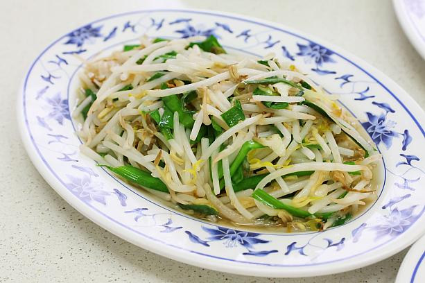 そして、もやしとニラの炒め物まで注文していて……。似てるがな！