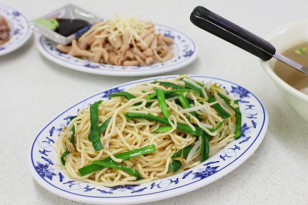 もやしとニラを合わせた「乾麵」はシンプルで素朴な味。ほかのテーブルを見ていると甜辣醬を合わせて食べていましたよ！