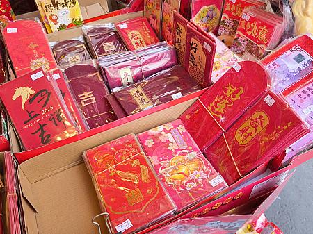 渡す相手に合わせて選ぶのは日本と同じです。お正月に合わせたデザインの「紅包(ホンバオ)」もいろいろ。ちいかわやサンリオはお土産にした～い！
