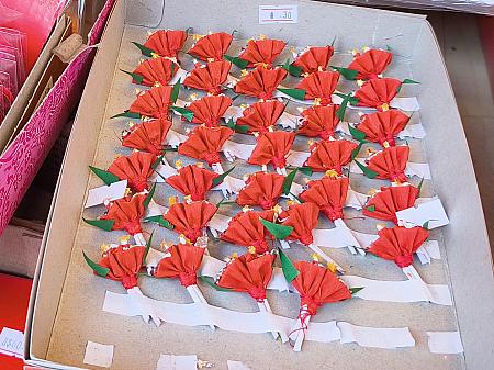 なにかにさしてお正月気分をアップ、アップ？