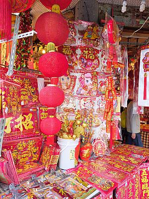 正月飾り屋さんはこの時期だけの風物詩。街角で出合ったら、ぜひチェックしてみてくださいね。