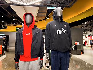 「NIKE(ナイキ)」はさりげなく午年を取り入れているものや……