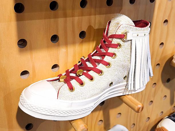 「Chuck 70」はウエスタンな感じが馬をイメージしていてかわいい～♡ちなみにレザーのひらひらは取り外し可能ですよ！