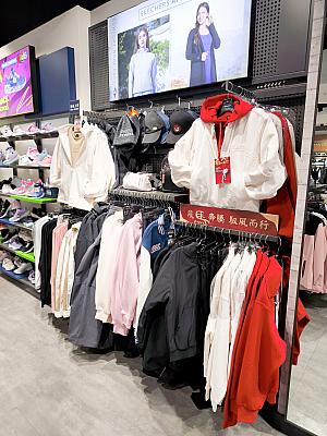 というわけで、各スポーツブランドから様々な新年・春節(旧正月)のグッズが出ているのが、今の台湾！