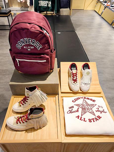 「CONVERSE(コンバース)」は午年記念モデルあるかな？と覗いたら、春節バージョン発見！