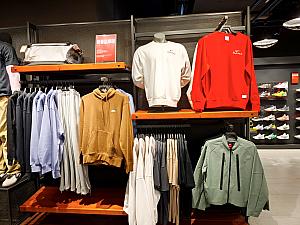 「NIKE(ナイキ)」はさりげなく午年を取り入れているものや……