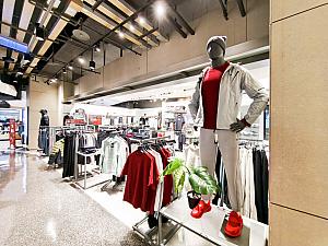 「UNDER ARMOUR(アンダーアーマー)」はさりげなく差し色として赤色を入れられるような服が多い印象！