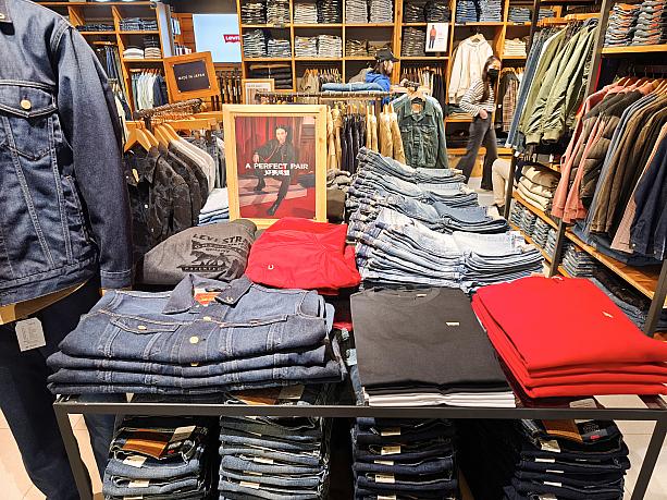 「EDWIN(エドウイン)」も赤い服が多かったですよ～！