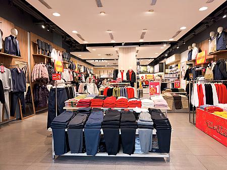 日本では買えない「限定モノ」って響きに弱いナビが毎年楽しみにしているのが日本でおなじみのスポーツブランドが出している「春節グッズ」！デパートのスポーツブランドが集まる階などでは真っ赤な服やスニーカーで旧正月気分を味わえます！(写真はGIORDANOとトム＆ジェリーコラボ新春グッズ！)