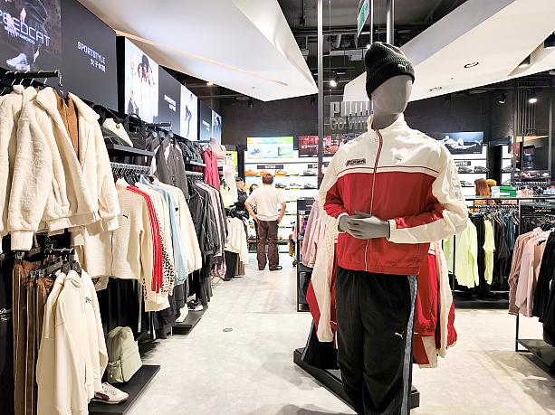 パッと見たところではスニーカーは、春節バージョンがないのかな？と思いましたが、オンラインサイトを見るとあるようです！そのかわり？赤色の服が多かったかな？春節に麻雀をするならやっぱり赤色を身に着けたいのが、台湾人なんだとか！