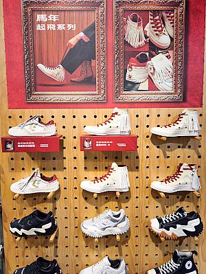 というわけで、各スポーツブランドから様々な新年・春節(旧正月)のグッズが出ているのが、今の台湾！