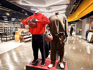 「NIKE(ナイキ)」はさりげなく午年を取り入れているものや……