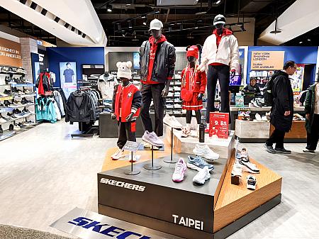 「SKECHERS(スケッチャーズ)」は午年の「馬」を前面に押し出すタイプ！