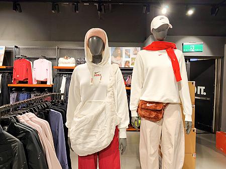 バック部分のプリントで大きくアピールしているパーカーや長Tがありました！