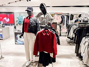 「UNDER ARMOUR(アンダーアーマー)」はさりげなく差し色として赤色を入れられるような服が多い印象！