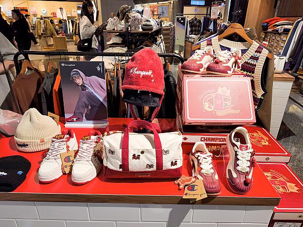 「Champion(チャンピオン)」はCNY系列と名付け、午年グッズを展開しています！スニーカーにバッグ、帽子など……！箱も午年仕様になっていますね～！