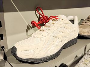 「New Balance(ニューバランス)」も春節バージョンがあるんだな！と思ったんですが、調べてみると日本でも買えるようでした！気になる方は日本で探してみるのもいいかもしれません！