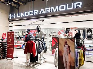 「UNDER ARMOUR(アンダーアーマー)」はさりげなく差し色として赤色を入れられるような服が多い印象！
