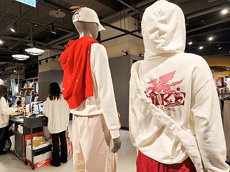 バック部分のプリントで大きくアピールしているパーカーや長Tがありました！