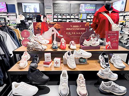 「SKECHERS(スケッチャーズ)」は午年の「馬」を前面に押し出すタイプ！