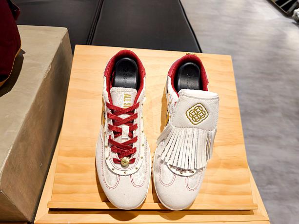 「Run Star Trainer」のバージョンもタッセルは取り外し可能。しかも左右異なるデザインなんですよ～！しかもヒールには金色の馬蹄型Dリングがあしらわれていてキュート