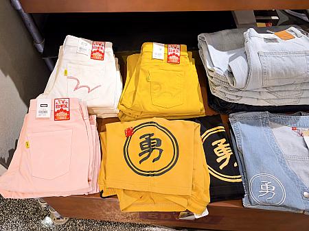 個人的にはこの虎爺のキャップとカラフルなパンツがかわいいなぁ～と感じています～！