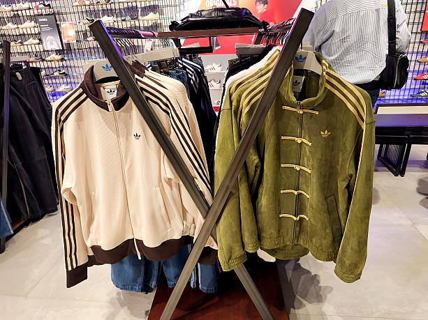 「愛迪達 大稻埕經典門市(アディダス大稻埕店)」では見かけなかった、ナビが狙っていた中国結び(チャイニーズノット)がついたアウターも発見！(でも、ナビサイズはなし～涙)