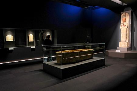 暗闇に走る1本の光