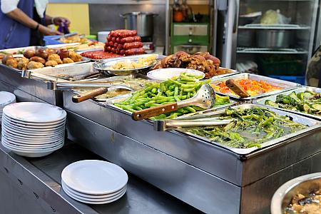 好きなおかずをお皿に盛って