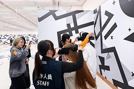 VR用ゴーグルを装着して仮想空間へGO！