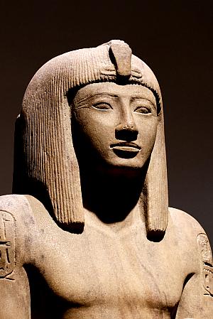 ファラオの額にある聖蛇は「守護」を意味しています