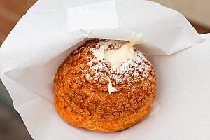 焼き立てシュークリームとカヌレの「多多芙Dodofu Puff」。歩き食べや公園などで座ってカジュアルに楽しめるのが台南のいいところ♡ナビはガジュマルの樹の下でパクリ！