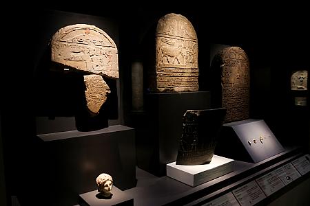 アレクサンダー大王とブキス牛を描いた石碑『亞歷山大大帝與布奇斯公牛石碑/Stela depicting Alexander the Great and the Buchis bull』