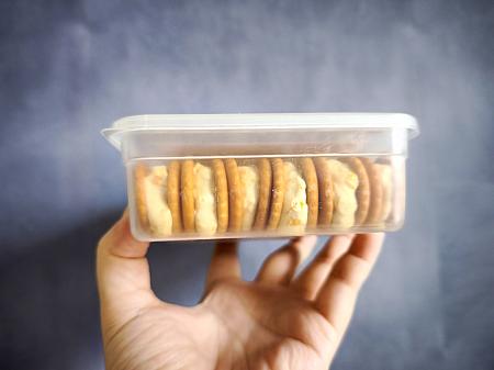 「芒果牛軋餅」はマンゴータイプはクラッカーではなくてミニビスケットにドライマンゴーをプラスしたヌガーを挟んだもの。