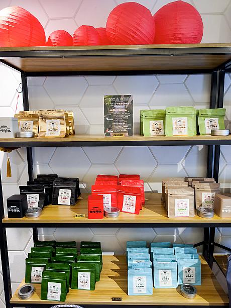 やっぱり気になるのは台湾茶。自らの足で台湾のお茶農家や展示会に足を運び、おいしいと思ったお茶だけを取り扱っています。