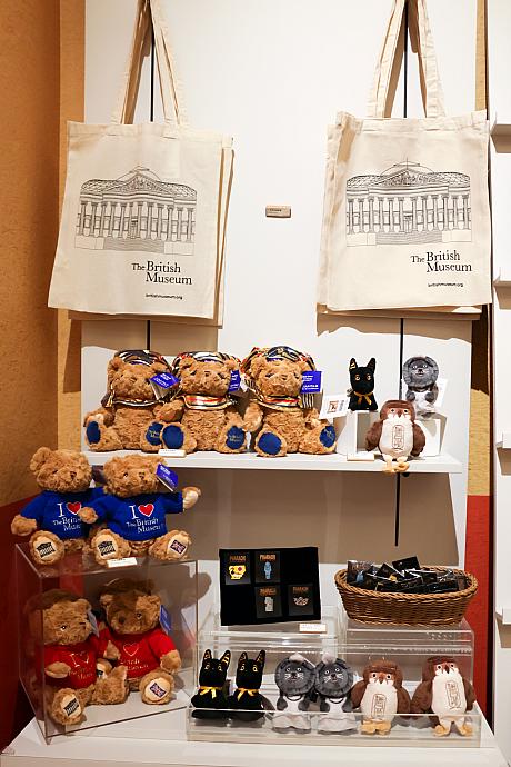 また、今回の特別展を共同で企画しているイギリス大英博物館のミュージアムグッズも販売しています。