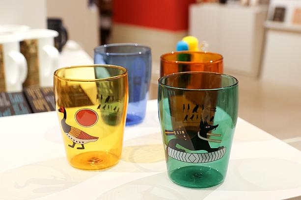 カラフルなグラスは、アヌビス＆ラーグラス、またはセクメト＆シャブティの2個セットになっていて各590元です。驚くほど軽いんですよ～！