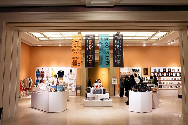 展示作品以外にも楽しみなのが、ミュージアムグッズの数々！会場の特設コーナーでは、特別展しか買えないオリジナルグッズや大英博物館で販売されているグッズなど、エジプトの王・ファラオにちなんださまざまな商品が手に入りますよ！さっそくチェック～！