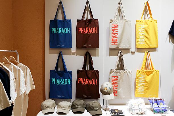 「PHARAOH(ファラオ)」とでっかくプリントされたトートバッグは各250元。カラーやデザイン違いで4種類用意されています。