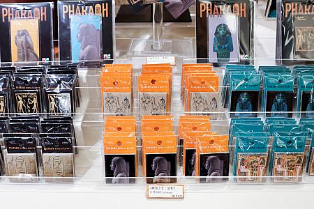 気軽に買えるお土産なら、タイルマグネット各100元はいかが？磁器製です。